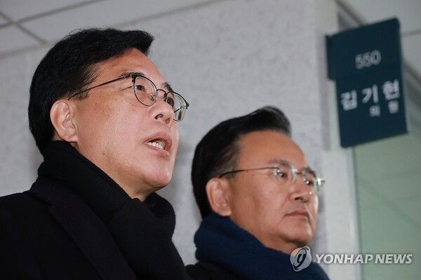 김건희특검이 '로저비비에 클러치백 수수 의혹'과 관련해 국민의힘&nbsp;김기현&nbsp;의원실과 자택 등에 대해 압수수색에 착수한 17일 국회의원회관 내 김 의원 사무실 방문을 마친 송언석 원내대표가 입장을 밝히고 있다. 오른쪽은 유상범 원내수석부대표. [사진=연합뉴스]