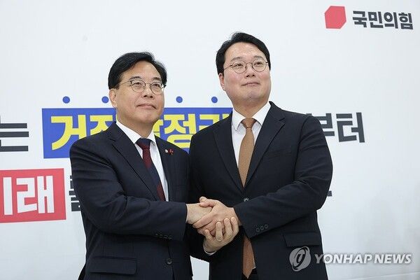 국민의힘 송언석 원내대표(왼쪽)와 개혁신당&nbsp;천하람&nbsp;원내대표가 17일 서울 여의도 국회에서 '통일교 게이트' 특별검사 추진을 위해 만나 악수하고 있다. [사진=연합뉴스]