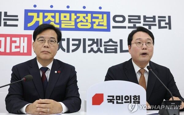 개혁신당 천하람 원내대표(오른쪽)가 17일 서울 여의도 국회에서 '통일교 게이트' 특별검사 추진을 위해 국민의힘&nbsp;송언석&nbsp;원내대표와 만나 발언하고 있다. [사진=연합뉴스]