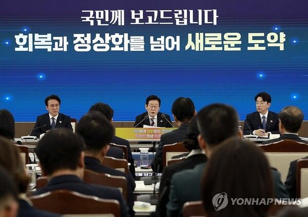 이재명 대통령이 18일 서울 용산구 국방부에서 열린 국방부·국가보훈부 업무보고에서 발언하고 있다 [사진=연합뉴스]