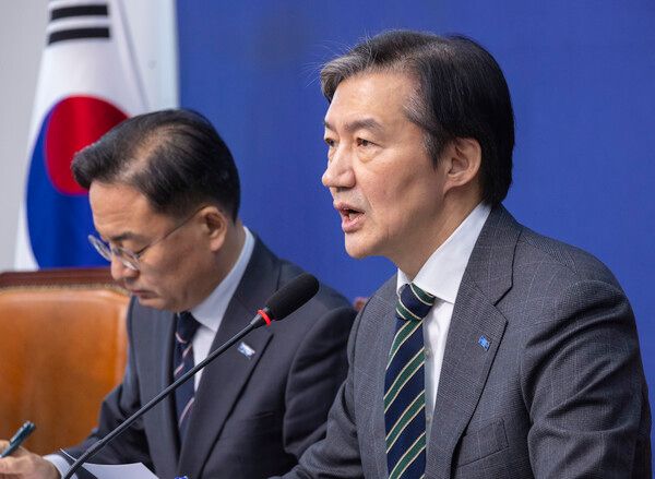 조국혁신당 조국 대표가 18일 국회에서 열린 최고위원회의에서 국회에 설치될 정치개혁특별위원회의 거대 양당 독점을 비판하는 발언을 하고 있다. [사진=연합뉴스]