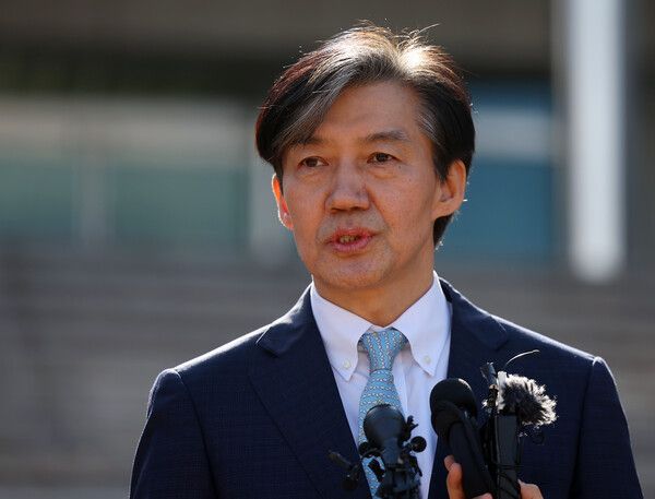 2024년 2월 13일 당시 조국&nbsp;전 법무부 장관이 부산&nbsp;민주공원에서 기자회견을 열고 신당창당을 선언하고 있다. 조 전 장관은 