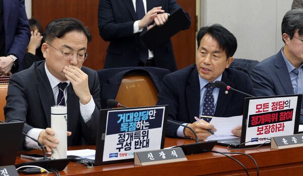 조국혁신당 신장식 의원(왼쪽)과 진보당 윤종오 원내대표가 18일 국회에서 열린 운영위원회 전체회의에서 정치개혁 특별위원회 구성결의안에 대한 반대 의견을 표명하고 있다. [사진=연합뉴스]