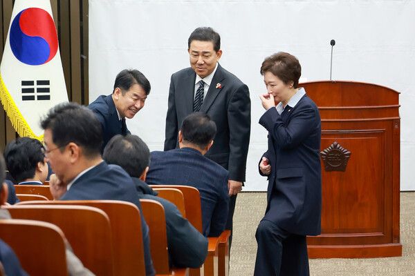 &nbsp;더불어민주당 김병기 원내대표가 16일 국회에서 열린&nbsp;의원총회에 참석해 문진석 원내운영수석부대표, 이언주 최고위원 등 의원들과 대화하고 있다. [사진=연합뉴스]