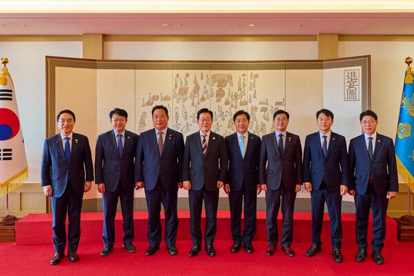 이재명&nbsp;대통령이 18일 용산 대통령실에서 열린 더불어민주당 대전,&nbsp;충남&nbsp;국회의원 오찬 간담회 참석자들과 기념촬영을 하고 있다. [사진=대통령실 제공. 재판매 및 DB 금지]