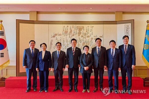 이재명 대통령이 18일 용산 대통령실에서 열린 더불어민주당 대전, 충남 국회의원 오찬 간담회 참석자들과 기념촬영을 하고 있다 [사진=연합뉴스]