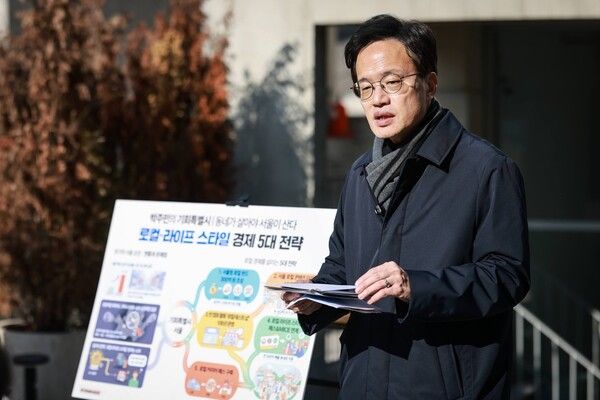 박주민 의원이 19일 서울 서대문구 연희동에서 '서울 로컬·라이프스타일 경제 활성화 정책'을 발표하고 있다. [사진=박주민 의원실]