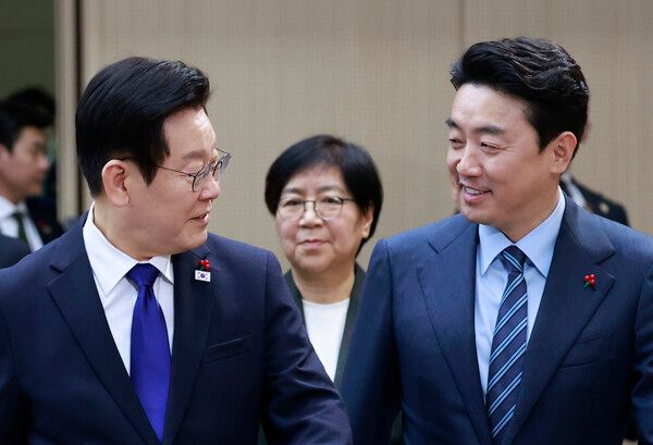 &nbsp;이재명 대통령과&nbsp;강훈식&nbsp;비서실장이 16일 정부세종컨벤션센터에서 열린 보건복지부(질병관리청)·식품의약품안전처 업무보고에 입장하고 있다. [사진=연합뉴스]