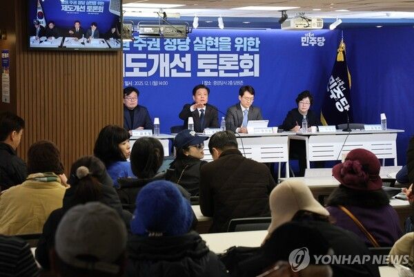 더불어민주당 '대의원·전략지역 당원 역할 재정립 태스크포스(TF)' 단장인 조승래 사무총장이 1일 서울 여의도 더불어민주당 중앙당사 당원존에서 열린 '당원 주권 정당 실현을 위한 제도개선 토론회'에서 참석하지 못한 당원이 있다며 항의하는 참석자를 진정시키고 있다. [사진=연합뉴스]