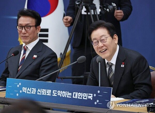 이재명&nbsp;대통령이 12일 세종시 정부세종컨벤션센터에서 열린 과학기술정보통신부ㆍ개인정보보호위원회 업무보고에서 발언하며 웃고 있다. 왼쪽은&nbsp;김민석&nbsp;국무총리. 2025.12.12 [사진=연합뉴스]