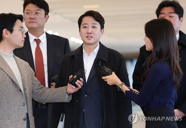 개혁신당&nbsp;이준석&nbsp;대표가 21일 윤석열 전 대통령의 공천개입 의혹과 관련한 조사를 받기 위해 서울 종로구 KT 광화문빌딩 웨스트에 마련된 민중기 특별검사팀에 피의자 신분으로 출석하며 취재진의 질문에 답하고 있다. [사진=연합뉴스]