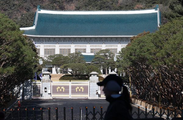 대통령 집무실&nbsp;청와대&nbsp;복귀가 임박한 21일 종로구&nbsp;청와대에 경찰이 외곽을 점검하고 있다. [사진=연합뉴스]