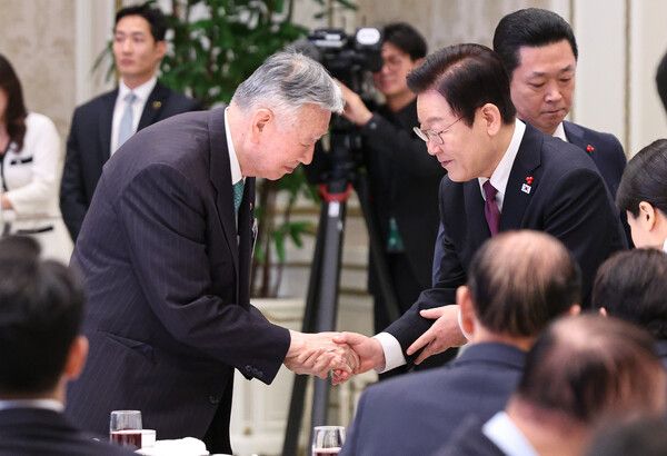 이재명 대통령이 22일 청와대 영빈관에서 열린&nbsp;대한노인회&nbsp;초청 오찬에서 발언을 마친 뒤 이중근&nbsp;대한노인회장과 악수하고 있다. [사진=연합뉴스]