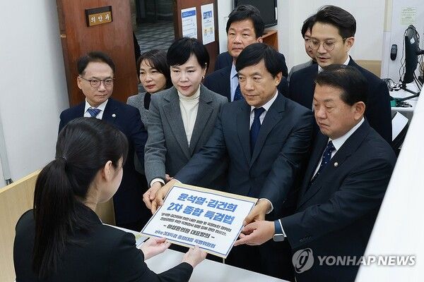 더불어민주당 이성윤 의원 등이 22일 국회 의안과에 윤석열ㆍ김건희 2차 종합특검법안을 제출하고 있다.