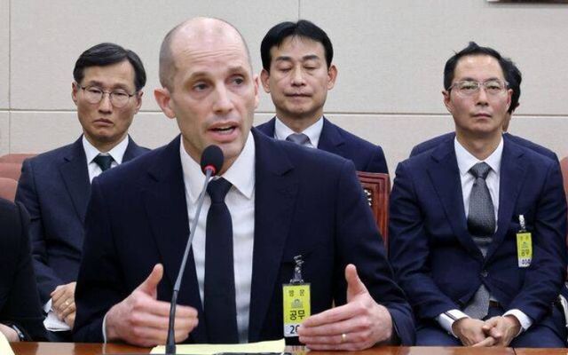 17일 국회 과학기술정보방송통신위원회에서 열린 쿠팡 침해사고 관련 청문회에 김범석 ceo는 불출석하고, 대신 임시대표인 미국인&nbsp;해롤드 로저스 쿠팡 대표이사가 참석해 의원들 질의에 답변하고 있다. [사진=연합뉴스]