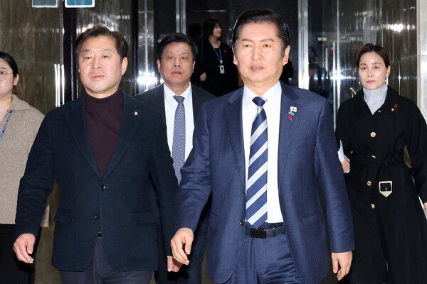 더불어민주당 정청래 대표가 22일 본회의에 앞서 비공개로 열린 민주당 의원총회에 입장하고 있다.