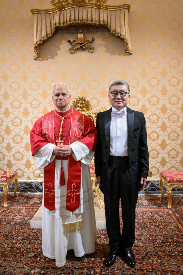 (왼쪽부터) 지난 19일(현지시간)바티칸 교황청에서 레오14세 교황과 신형식 신임 주교황청 대한민국 대사. [사진=외교부]