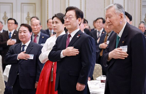 이재명 대통령과 김혜경 여사가 22일 청와대 영빈관에서 열린&nbsp;대한노인회&nbsp;초청 오찬에서 국민의례를 하고 있다. 오른쪽은 이중근&nbsp;대한노인회장. [사진=연합뉴스]