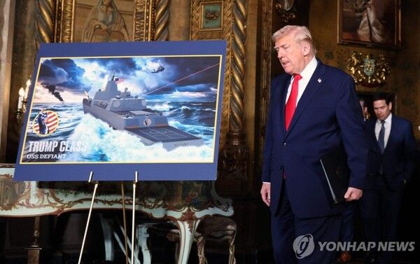 '트럼프급' 전함 소개하는 트럼프 대통령 [사진=AFP=연합뉴스]