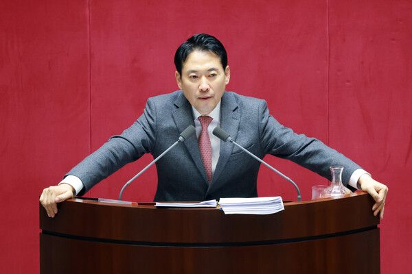 국민의힘&nbsp;장동혁&nbsp;대표가 23일 국회에서 열린 12월 임시국회 본회의에서 12·3 윤석열 비상계엄 등에 대한 전담재판부 설치 및 제보자 보호 등에 관한 특별법에 대한 무제한 토론하고 있다. [사진=연합뉴스]