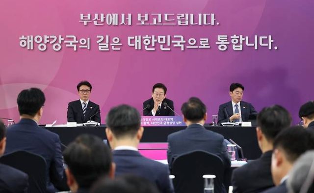 이재명 대통령이 부산 해수부에서 올해 마지막 업무보고인 해수부와 해양경찰청의 업무보고를 받고 있다. 이 대통령은 6개월 뒤 업무보고를 다시 받겠다며 '업무보고 시즌2'를 예고했다. [사진=대통령실사진기자단]