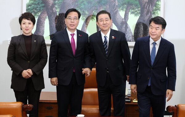 &nbsp;22일 국회 운영위원장실에서 더불어민주당&nbsp;김병기&nbsp;원내대표와 국민의힘&nbsp;송언석&nbsp;원내대표가 만나 악수하고 있다. 왼쪽부터 국민의힘 김은혜 원내정책수석부대표, 송 원내대표, 더불어민주당 김 원내대표, 문진석 원내운영수석부대표. [사진=연합뉴스]