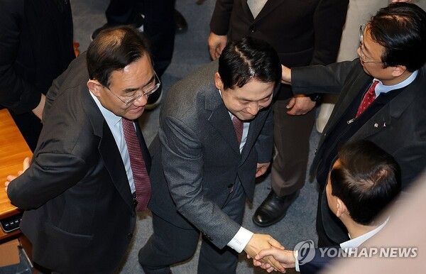 국민의힘&nbsp;장동혁&nbsp;대표가 23일 국회에서 열린 12월 임시국회 본회의에서 12·3 윤석열 비상계엄 등에 대한 전담재판부 설치 및 제보자 보호 등에 관한 특별법에 대한 반대토론으로 역대 최장 필리버스터(무제한 토론을 위한 합법적인 의사진행 방해) 기록을 세운 뒤 주호영 국회부의장 등 동료 의원들과 인사를 나누고 있다 [사진=연합뉴스]