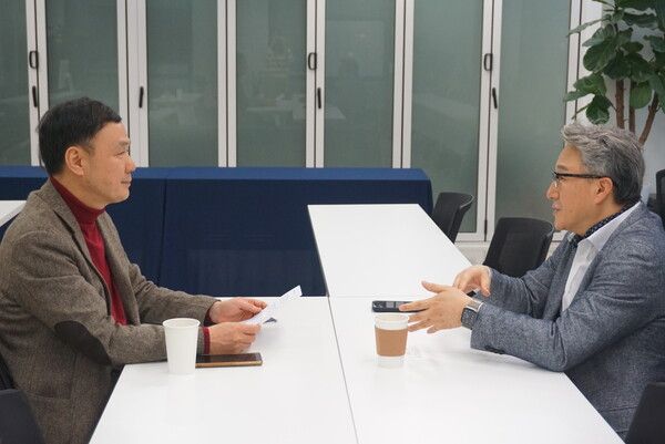 전규열 폴리뉴스 부사장이 장재철 대표와 인터뷰를 하고 있다.&nbsp;