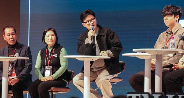 국민의힘&nbsp;한동훈&nbsp;전 대표가 21일 경기도 고양시 킨텍스에서 연 토크콘서트에서 참가자들과 대화하고 있다. [사진=한동훈&nbsp;전 대표 제공. 재판매 및 DB 금지]