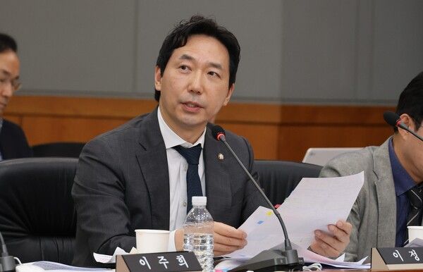 국회 과학기술정보방송통신위원회 소속 이정헌 더불어민주당 의원은 24일 라디오에 출연해 '허위·조작 정보 근절법' 개정안에 대해 