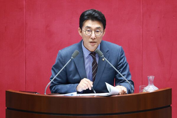 더불어민주당 노종면 의원이 24일 국회에서 열린 12월 임시국회 본회의에서 정보통신망 이용촉진 및 정보보호 등에 관한 법률 일부개정법률안에 대해 무제한 토론을 하고 있다. [사진=연합뉴스]