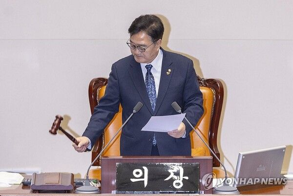 우원식 국회의장이 24일 국회에서 열린 12월 임시국회 본회의에서 허위조작근절을 위한 정보통신망법 개정안을 가결 처리하고 있다. [사진=연합뉴스]