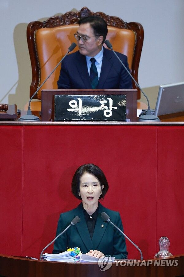 국민의힘&nbsp;최수진&nbsp;의원이 23일 국회에서 열린 12월 임시국회 본회의에서 정보통신망 이용촉진 및 정보보호 등에 관한 법률 일부개정법에 대한 무제한 토론을 하고 있다. [사진=연합뉴스]