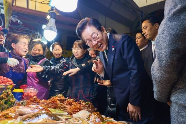 이재명 대통령이 23일 해양수산부 청사에서 국무회의를 마친 뒤 부산 부산진구 부전시장을 찾아 시장상인들과 시민들과 이야기를 나누고 있다. [사진=연합뉴스]