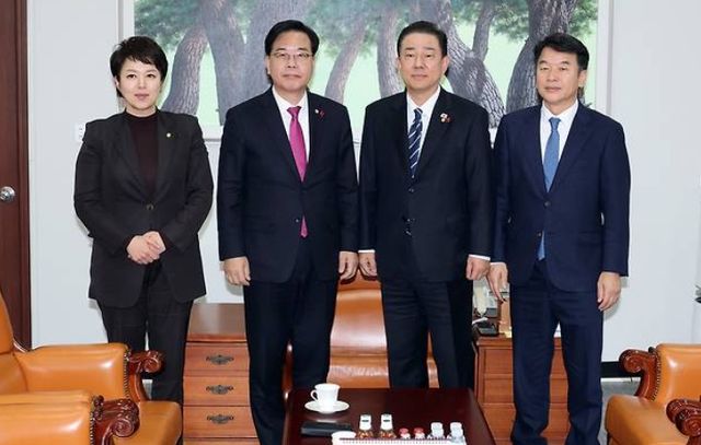 여야 원내지도부가 '통일교 특검'안을 논의하기 위해 지난 22일 국회 운영위원장실에서 회동하고 있다.&nbsp;더불어민주당 김병기 원내대표(오른쪽 두번째), 문진석 원내운영수석부대표와 국민의힘 송언석 원내대표(왼쪽 두번째),국민의힘 김은혜 원내정책수석부대표. [사진=연합뉴스]