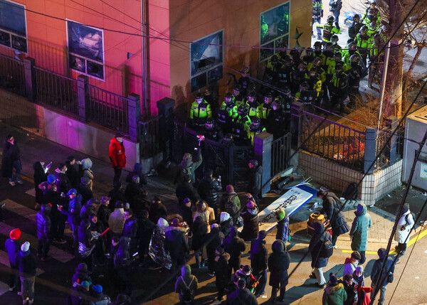 &nbsp;내란 우두머리 혐의를 받는 윤석열 대통령의 구속영장이 발부된&nbsp; 1월 19일 오전 서울 마포구 서울서부지방법원 후문에서 경찰 기동대원들이 경내로 침입한 윤 대통령 지지자들을 내보내고 있다.&nbsp;영장심사 종료 후에도 시위를 이어가던 지지자들은 이날 오전 3시께 윤 대통령 구속영장 발부 소식이 전해지자 극도로 흥분해 법원 후문에서 경찰 저지를 뚫었다. [사진=연합뉴스]