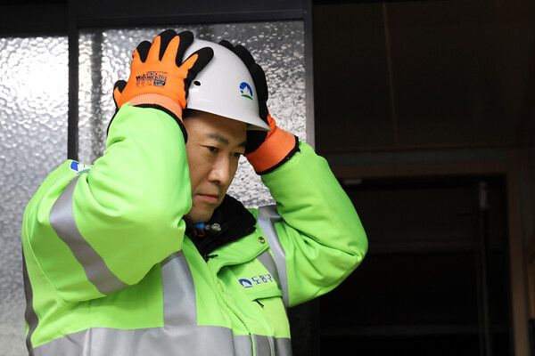 국민의힘&nbsp;장동혁&nbsp;대표가 26일 서울 도봉구에서 가로청소 봉사활동을 앞두고 환경공무관 근무복과 안전모를 착용하고 있다. [사진=연합뉴스]