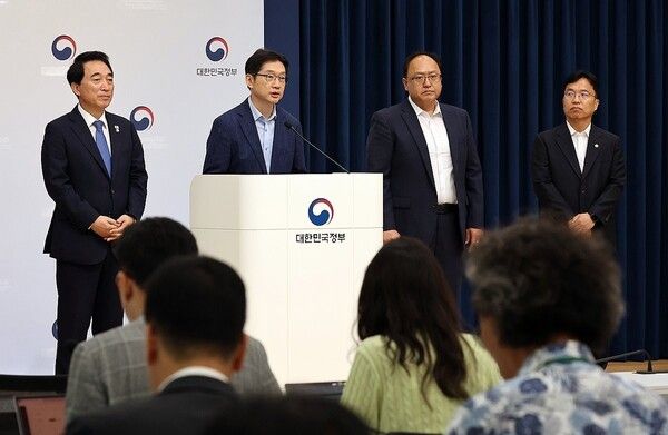 신속현안추진과제 브리핑중인 김경수 지방시대위원장