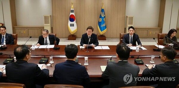 이재명 대통령이 4일 서울 용산 대통령실 청사에서 '대통령 1호 명령, 비상경제점검 태스크포스(TF) 회의'를 주재하고 있다. [사진=연합뉴스]