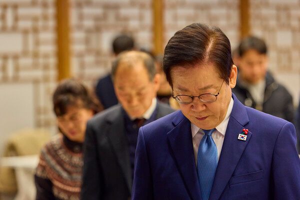 이재명&nbsp;대통령이 26일 용산 대통령실에서 열린 위험직무 순직 유가족 초청 오찬에서 묵념하고 있다.&nbsp;이날 오찬에는 경찰·소방·군인·군무원 및 공무수행 순직자 가족 등이 참석했다. [사진=대통령실 제공. 재판매 및 DB 금지]