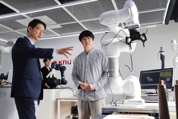 경북대 시찰중인 김경수 지방시대위원장. 지방시대위원회는 지방균형발전전략의 일환으로 이른바 '서울대 10개 만들기 프로젝트'를 추진하고 있다.