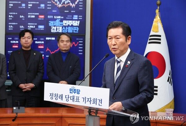 더불어민주당&nbsp;정청래&nbsp;대표가 26일 서울 여의도 국회에서 열린 기자회견에서 발언하고 있다. [사진=연합뉴스]