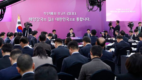 이재명 대통령이 23일 부산 동구 해양수산부 청사에서 열린 해수부&nbsp;업무보고에서 발언하고 있다. [사진=연합뉴스]