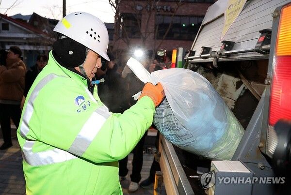 국민의힘&nbsp;장동혁&nbsp;대표가 26일 서울 도봉구 일대에서 생활폐기물 상차와 가로청소 봉사활동을 하고 있다. [사진=연합뉴스]