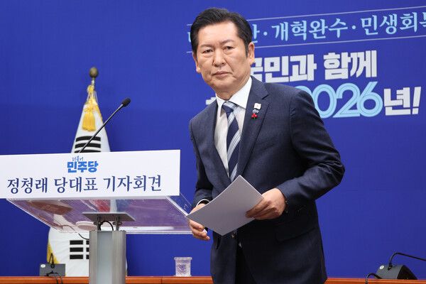 더불어민주당 정청래 대표가 26일 서울 여의도 국회에서 열린 기자회견에서 '2차 종합특검법'의 추진 방향과 '통일교 특검법' 관련 쟁점 등에 대한 입장을 설명하고 있다.