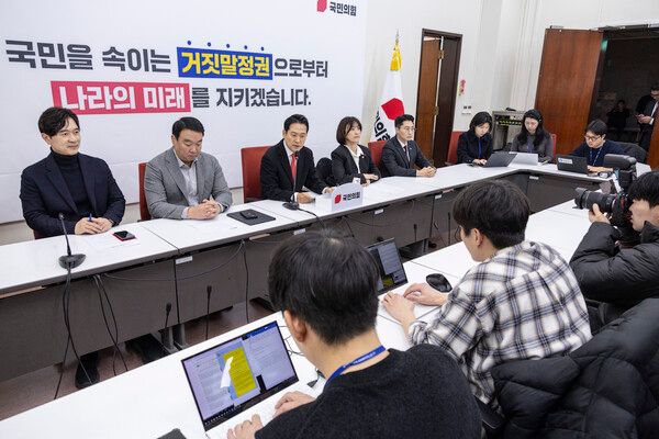 국민의힘 장동혁 대표가 28일 국회에서 열린 기자간담회에서 통일교 특검과 내란전담재판부법, 민주당의 3대 특검 종합 특별검사 추진과 관련한 발언을 하고 있다.