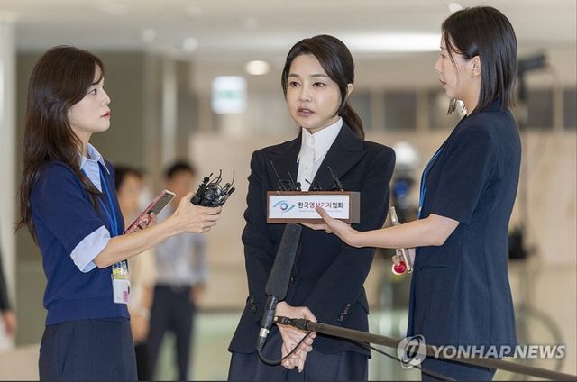 윤석열 전 대통령 배우자 김건희 여사가 8월6일 서울 종로구 KT광화문빌딩 웨스트에 마련된 민중기 특별검사팀 사무실에 피의자 신분으로 출석하며 발언하고 있다. 2025.8.6 [사진공동취재단=연합뉴스]