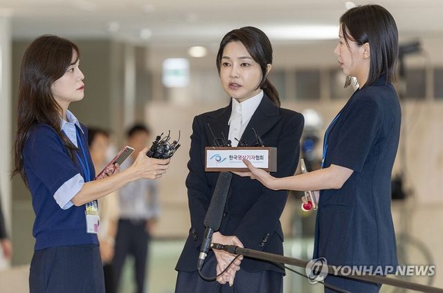 윤석열 전 대통령 배우자 김건희씨가 지난 8월6일 서울 종로구 KT광화문빌딩 웨스트에 마련된 민중기 특별검사팀 사무실에 피의자 신분으로 처음 출석하며 발언하고 있다. [사진=사진공동취재단]