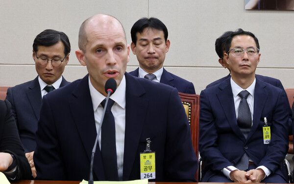 17일 국회 과학기술정보방송통신위원회에서 열린 쿠팡 침해사고 관련 청문회에 증인으로 출석한 해롤드 로저스 쿠팡 대표이사가 의원들 질의에 답변하고 있다. 왼쪽부터 조용우 쿠팡 국회·정부 담당 부사장, 로저스 대표. 민병기 쿠팡 대외협력 총괄 부사장, 김명규 쿠팡이츠서비스 대표. [사진=연합뉴스]