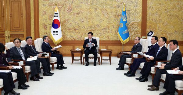 이재명&nbsp;대통령이 청와대로 첫 출근한 29일 참모진과 차담을 하고 있다. [사진=연합뉴스]